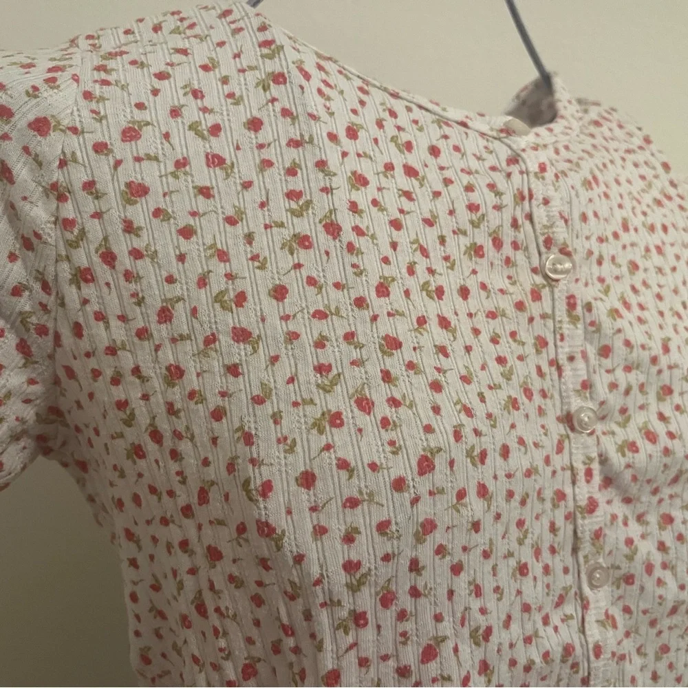 FREE w/ Any Purchase- Tiny Roses Top🌹 - Picture 2 of 6